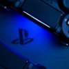 Controles do PlayStation 4 com logotipo ao fundo