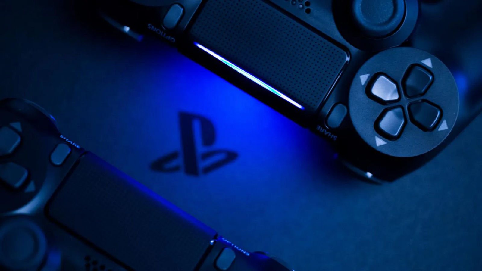 Controles do PlayStation 4 com logotipo ao fundo
