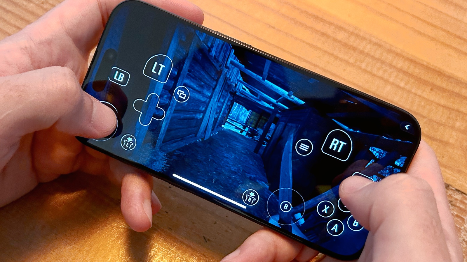 iPhone 15 Pro rodando Resident Evil Village